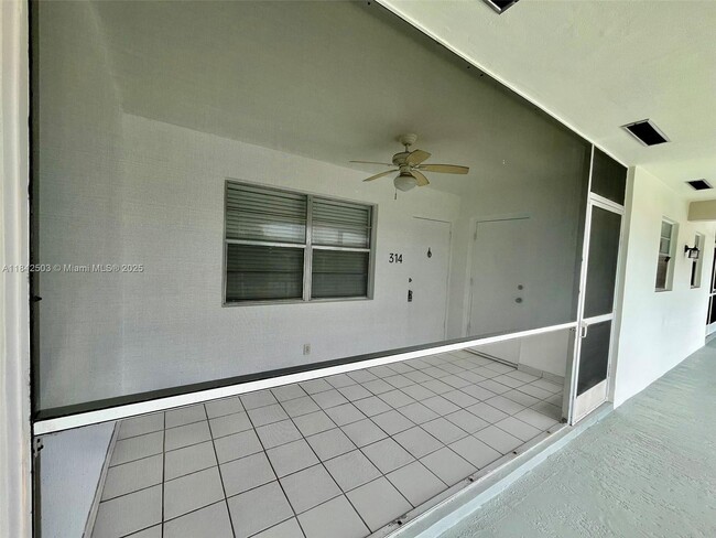 Building Photo - 581 Blue Heron Dr