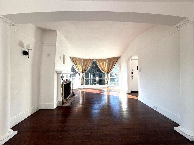 Foto del edificio - Spacious Home on a Quiet Cul-de-sac Near Little Hollywood