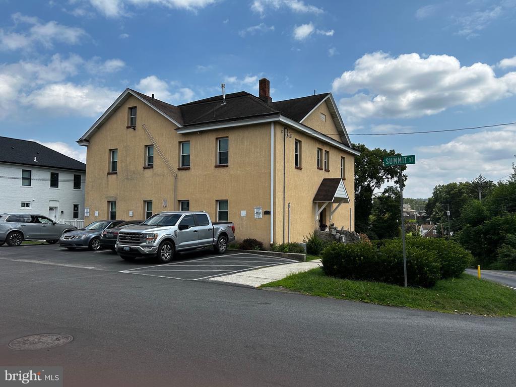 Primary Photo - 615 Summit St