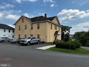 Building Photo - 615 Summit St