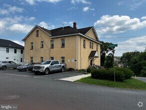 Building Photo - 615 Summit St