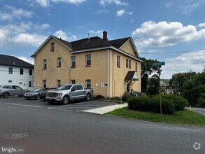 Building Photo - 615 Summit St