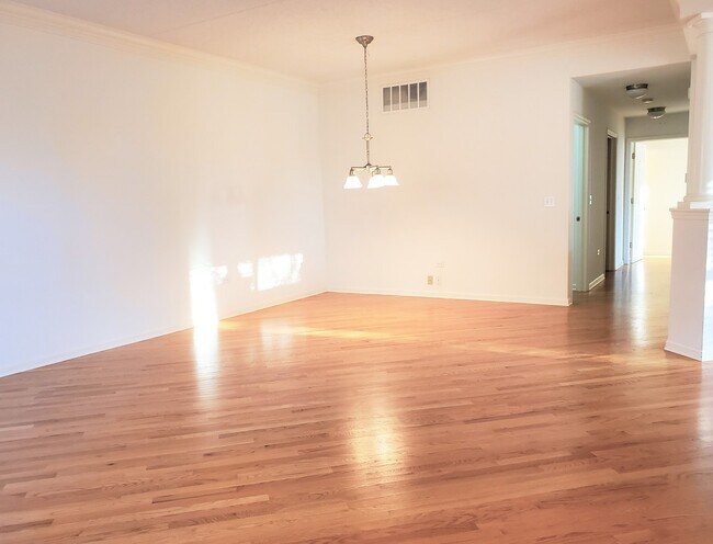 Foto del edificio - 1914 Crenshaw Cir