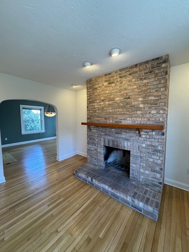 Building Photo - 301 Kambach St