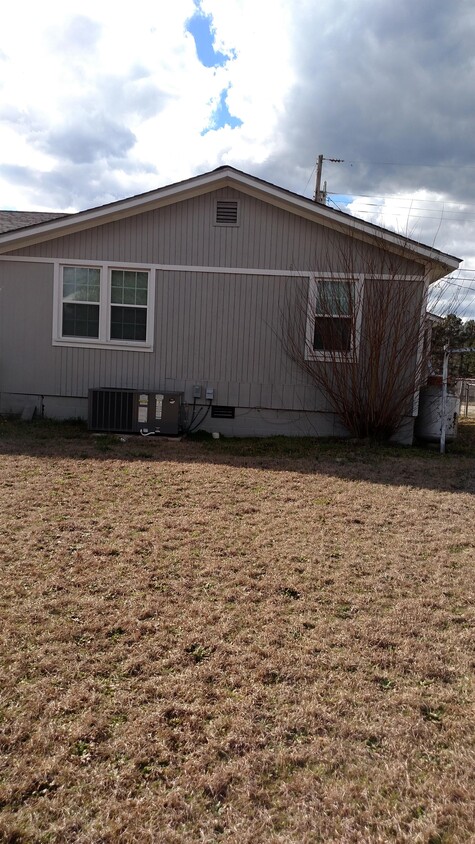 Building Photo - 713 Eva Cir