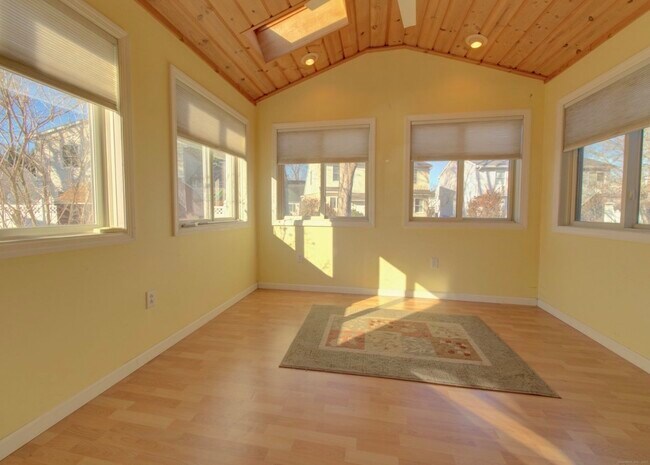 Building Photo - 43 Kingsbury Ln