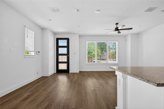 Foto del edificio - 7613 Reis Ln