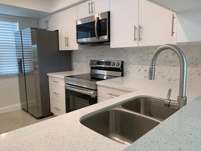 Kitchen - 281 W Park Dr