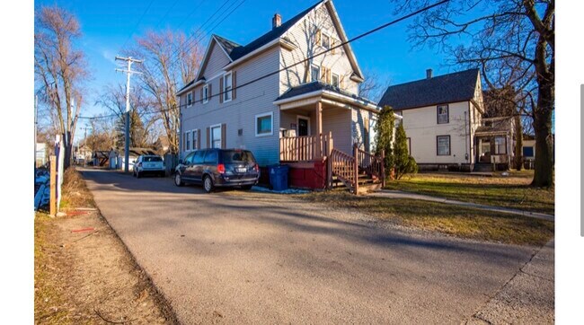 Building Photo - 1415 Portage St