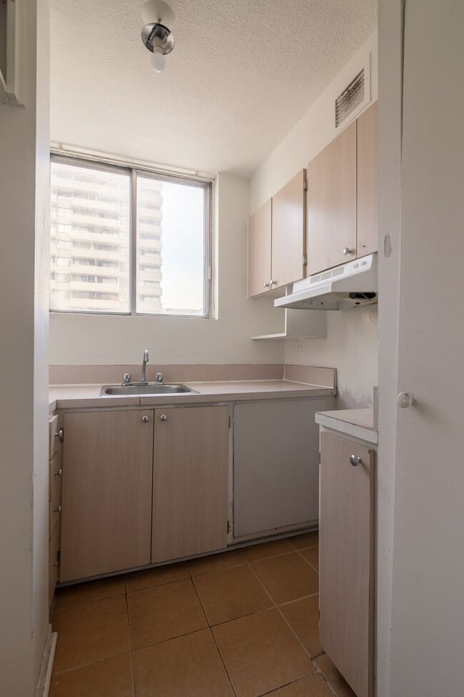 Building Photo - 1975 Maisonneuve Blvd W