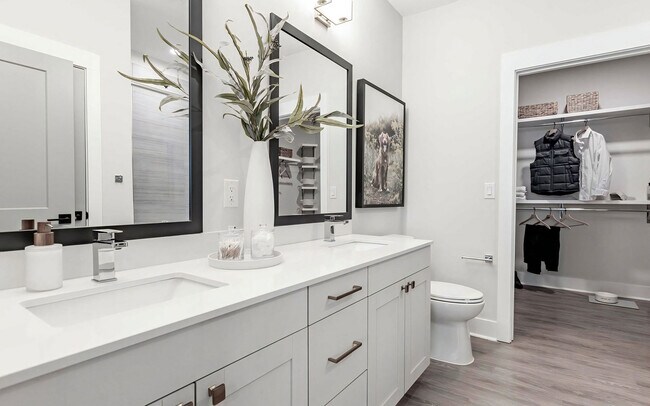 Lujoso baño con tocador doble y amplio vestidor - Sinclair Cary