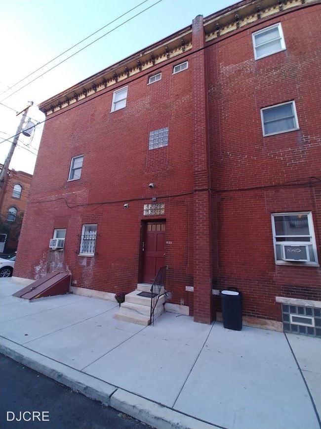 Building Photo - 1523 S 10th St