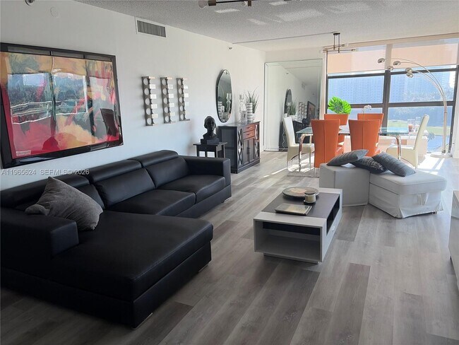 Foto del edificio - 20355 NE 34th Ct