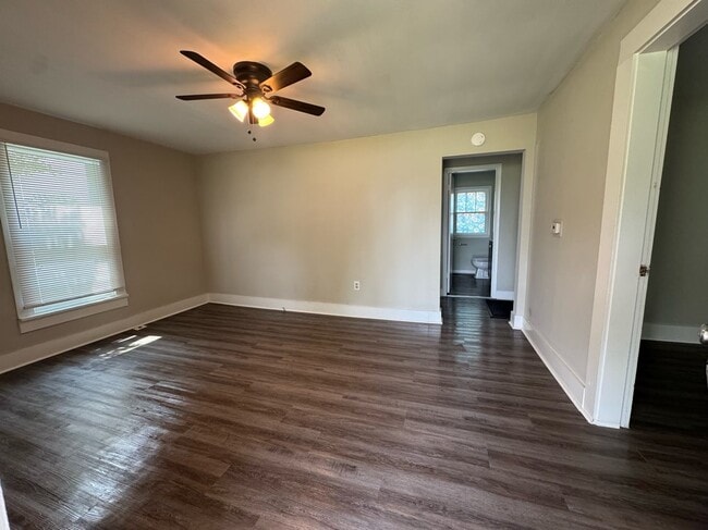 Building Photo - 3006 Lakeshore Dr