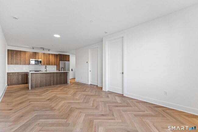 Foto del edificio - 100 E Putnam Ave