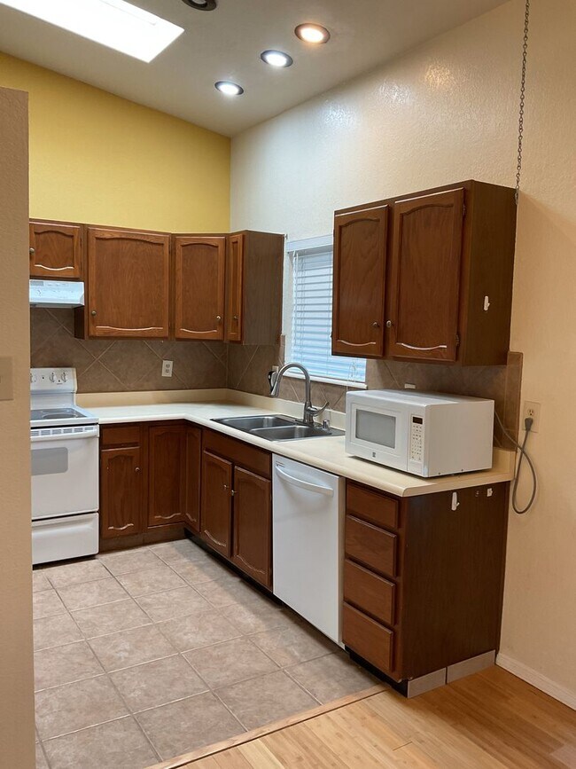 Building Photo - 2 Bedroom 2 Bathroom Townhome