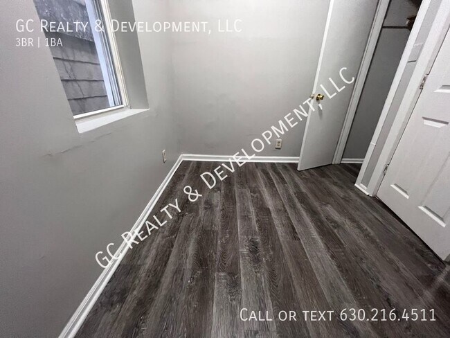 Building Photo - ***3 BDRM / FIRST FLOOR UNIT / TENANT PAYS...