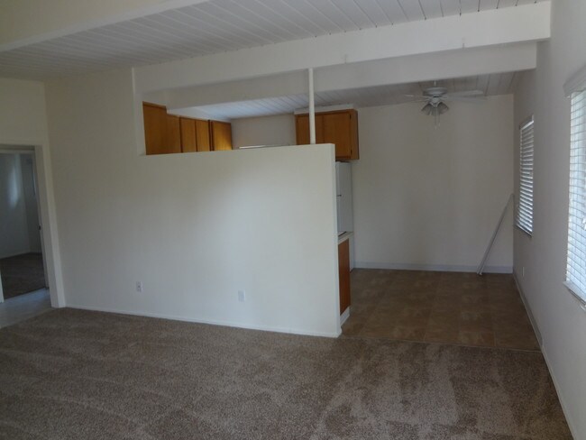 Foto del edificio - Spacious Top Floor Unit Close to Nightlife