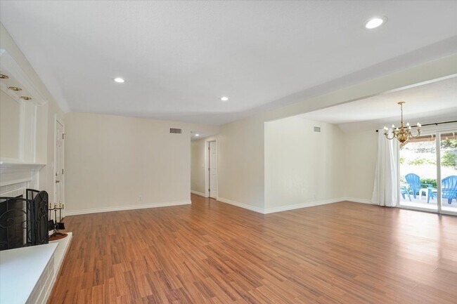 Building Photo - 1405 Calle Avellano