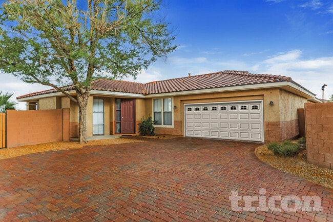 Building Photo - 13574 W Cypress St