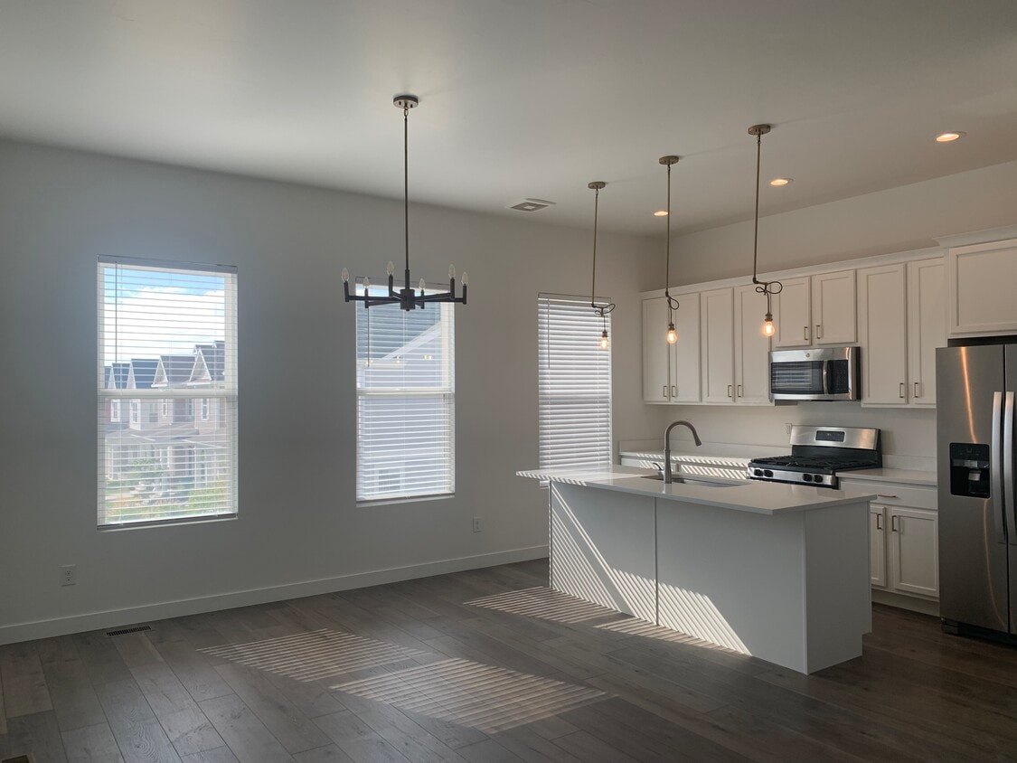 Cocina/sala de estar abierta - 5403 W Big Sur Dr