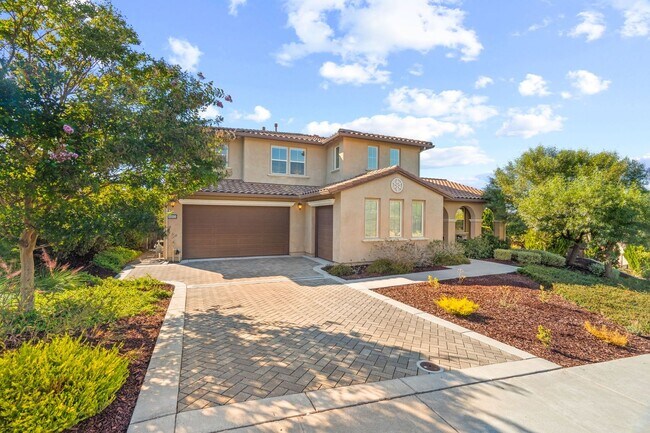 Building Photo - HILLTOP CORNER HOME WITH GORGEOUS VIEWS