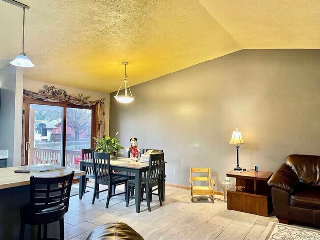 Foto del edificio - 5910 Thatcher Dr