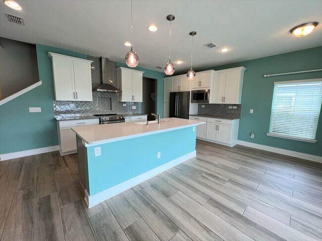 Building Photo - Absolutely Stunning 4 Bedroom / 3 Bathroom...