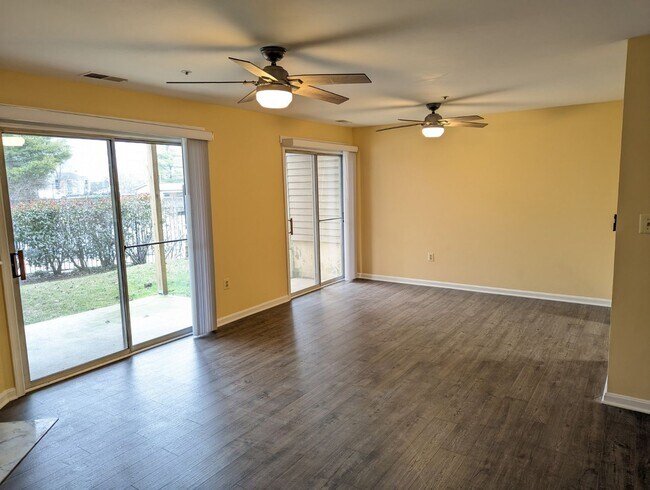 Foto del edificio - Extremely well cared for ground level cond...