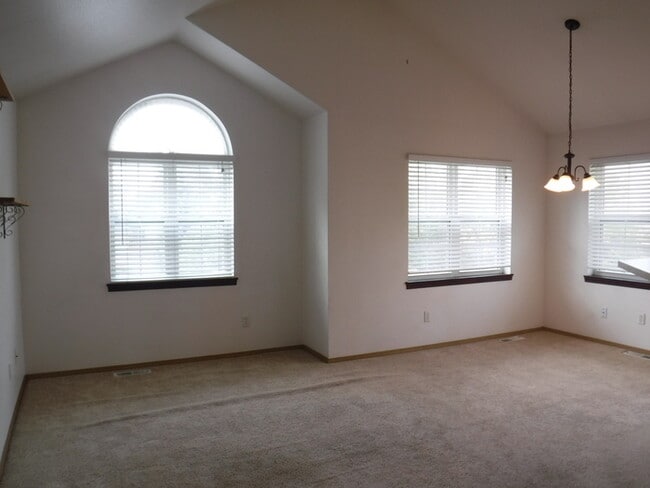 Building Photo - Townhouse with a private yard