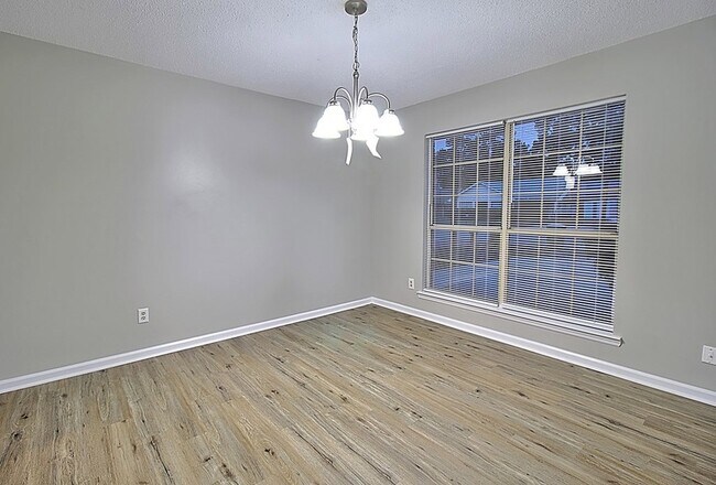 Foto del edificio - 705 Edgewood Ct