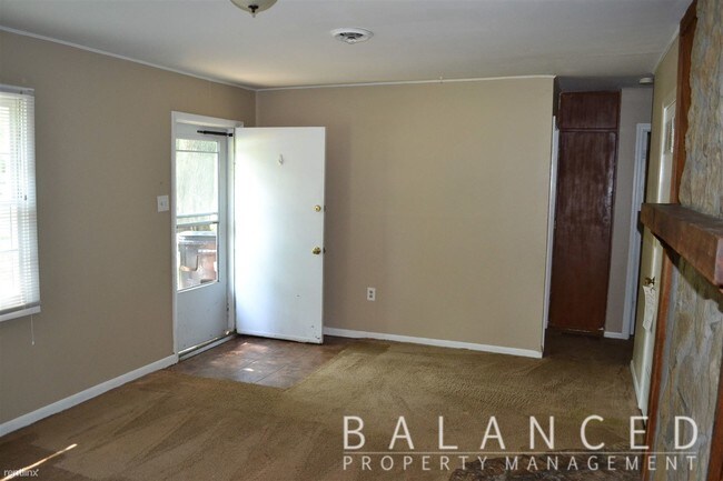 Building Photo - 3 br, 1 bath House - 3345 SE Girard St