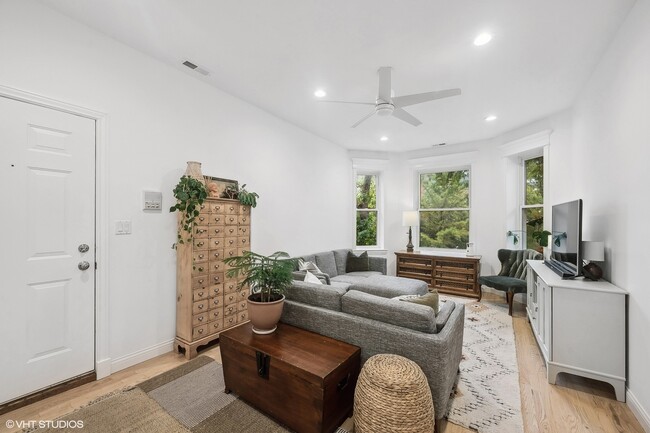 Foto del edificio - 2442 N Linden Pl