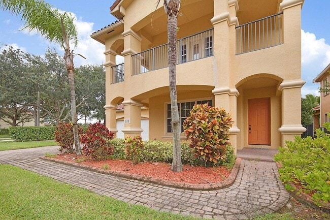 Photo - 748 Cresta Cir House