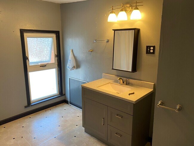 Building Photo - 5 Bedroom Single Family Antigo