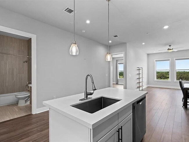 Building Photo - 2 Bedroom Condo in East Austin