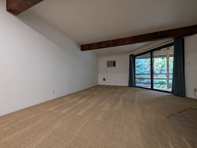 Foto del edificio - Great 2 Bedroom, 1-Bath Condo Near Eugene Country Club!