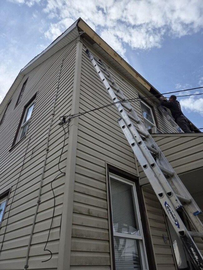 Building Photo - 206 1st St
