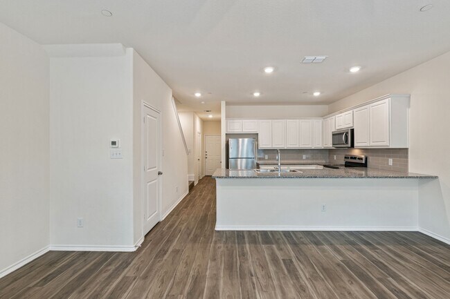 Foto del edificio - AVAILABLE NOW! 3 BEDROOM TRIPLEX LOCATED IN BONHAM, TEXAS!