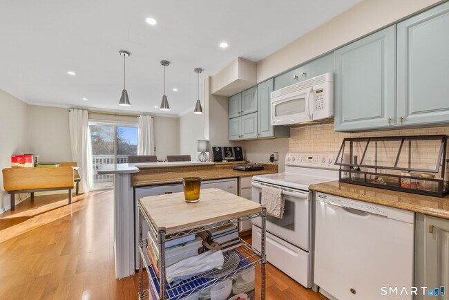 Building Photo - 133 Main St