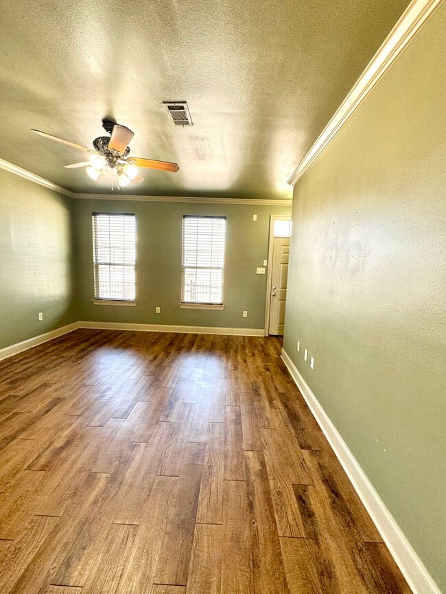 Building Photo - Beautiful and Spacious 2BD/2.5BA Condo in ...