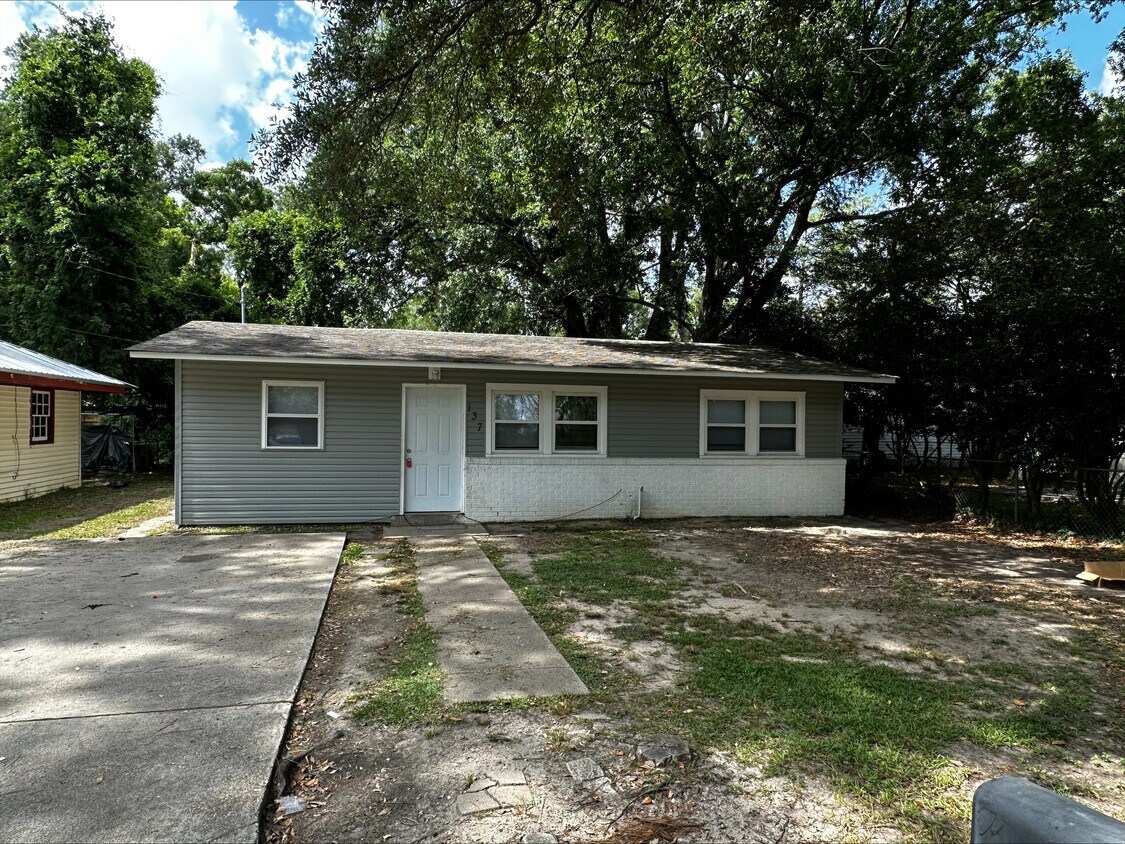 Foto principal - 137 Rosewood Dr