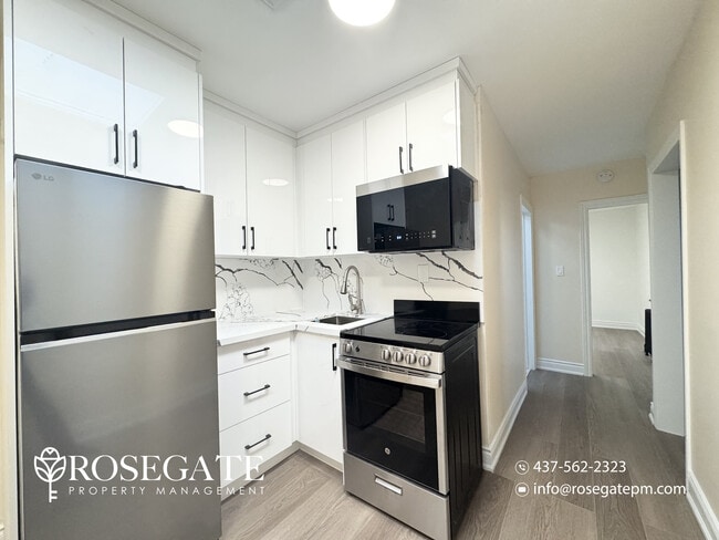 Photo du bâtiment - Cozy 2-Bedroom Apartment with Private Outdoor Space in Etobicoke