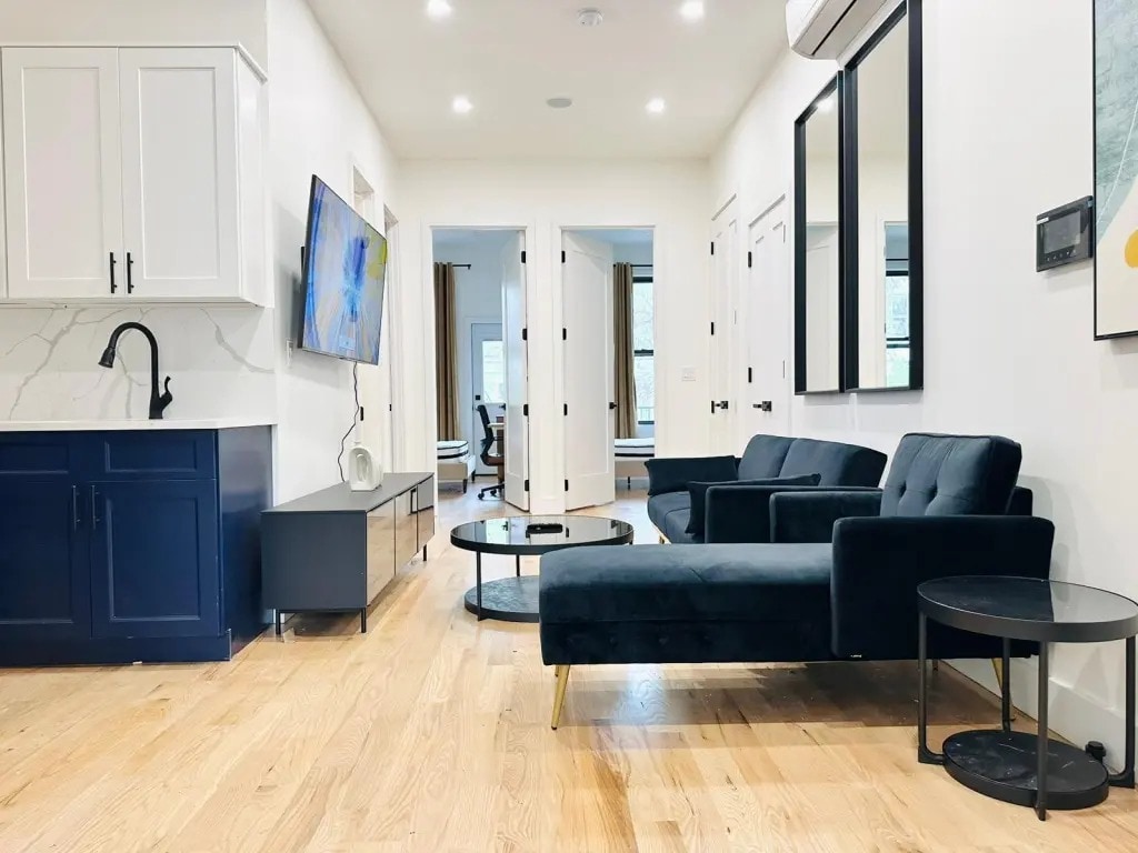 Primary Photo - Furnished room/NOT APARTMENT