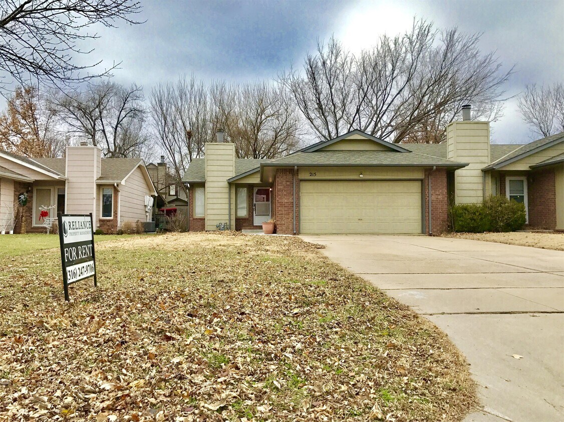 Primary Photo - 215 S Lark Ln