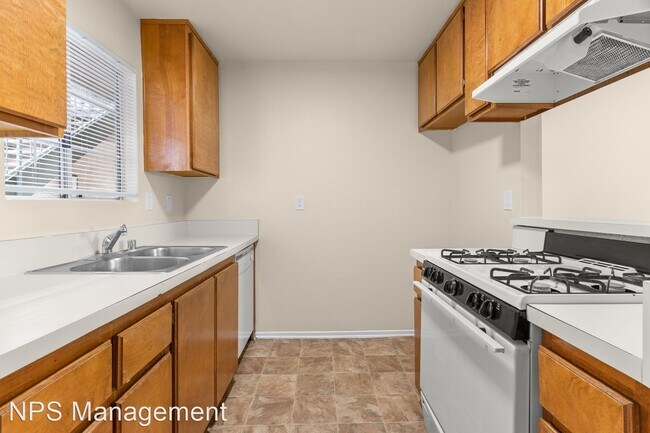 Foto del edificio - 2 br, 2 bath Apartment - 1070 Loma Ave 107...