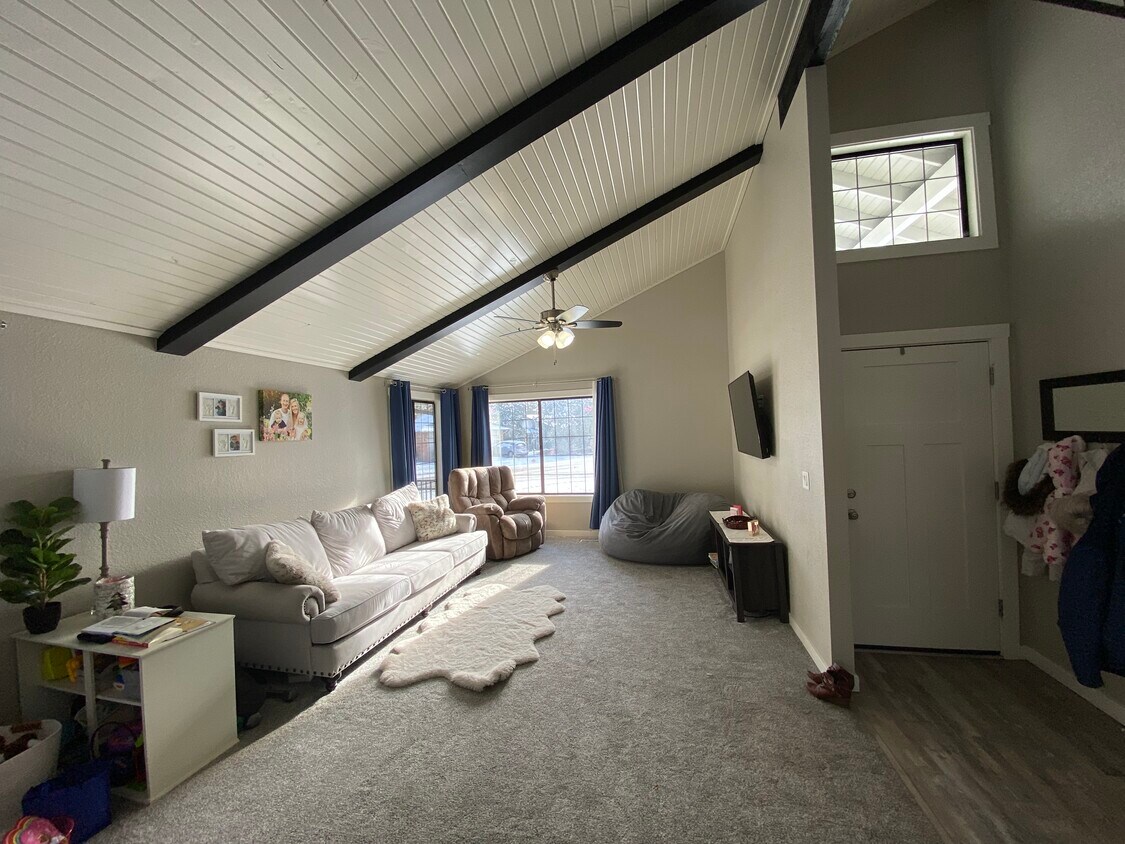 Foto principal - 990 Farrington Dr
