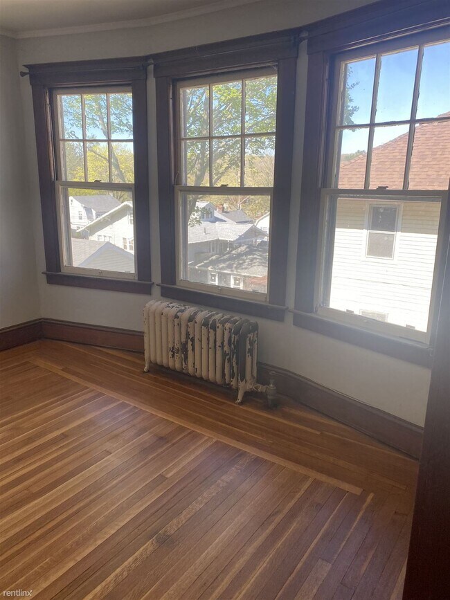 Building Photo - 3 br, 1 bath Duplex - 14 Slater Ave