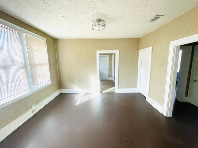 Building Photo - ** 2 bed 1 bath Located behind Jackson Hos...