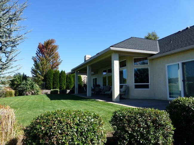 Building Photo - Amazing furnished home on the golf course